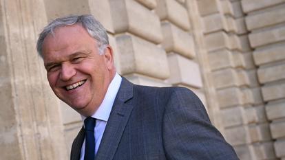 Le sénateur français François-Noël Buffet arrive au Sénat, à Paris, le 21 juillet 2026, pour sa audition dans le cadre de sa candidature au poste de Défenseur des droits, proposée par le président de la République.