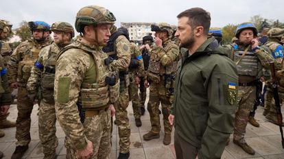 Ces derniers jours, Zelensky a multiplié les réunions avec des commandants de corps, de brigade et de diverses formations, parfois en présence d’Evhen Khmara, ministre de la Défense par intérim.