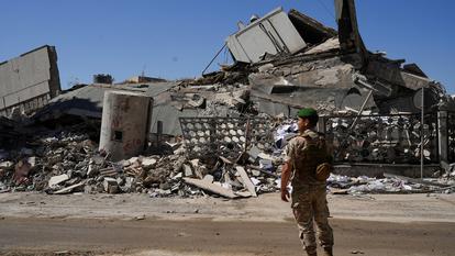 Un soldat de l’armée libanaise inspecte les dégâts à la suite d’une frappe israélienne à Nabatieh.