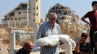 Un proche transporte le corps de la fille palestinienne Ameera al-Masri, qui a été tuée avec ses parents et ses trois frères et sœurs dans une frappe israélienne sur leur appartement, dans la ville de Gaza, le 21 juillet 2026.