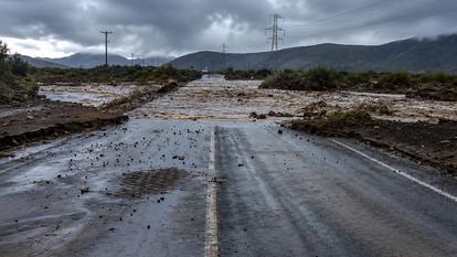 Une route coupée par la crue d’une rivière à La Serena, au Chili, le 20 juillet 2026, à la suite d’intempéries.
