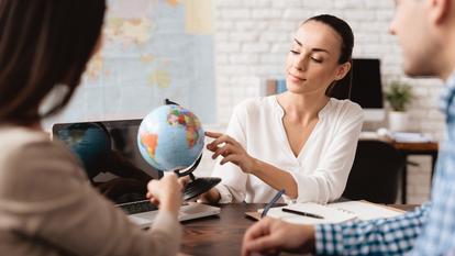 71 % des plus de 70 ans déclarent avoir plusieurs réticences lorsqu’ils réservent leurs vacances sur internet, selon une enquête du Crédoc.