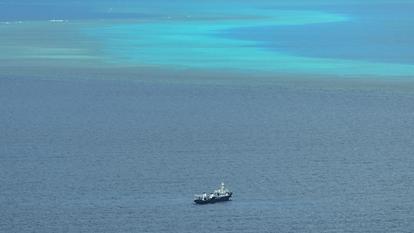 Un navire identifié par les garde-côtes philippins comme appartenant à une milice maritime chinoise est aperçu près du récif de Scarborough, dans la mer de Chine méridionale contestée, le 15 juin 2026.