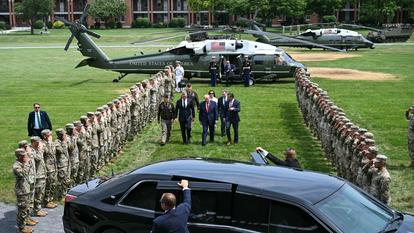 Le président américain, Donald Trump, s’entretient avec le secrétaire à la Guerre, Pete Hegseth (à droite), à son arrivée sur la zone d’atterrissage de l’US Army War College, le 15 juillet, à Carlisle (Pennsylvanie).