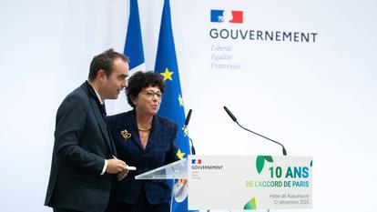 Sébastien Lecornu et sa ministre Monique Barbut lors de l’anniversaire des 10 ans de l’accord de Paris, le 12 décembre 2025, au ministère de la Transition écologique, à Paris.