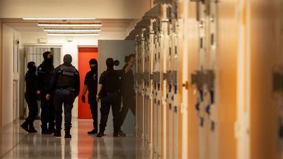 Un déplacement de détenus au centre pénitentiaire d’Alençon-Condé sur Sarthe.
