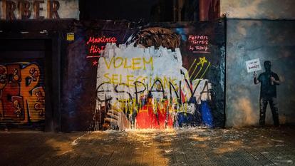 La fresque murale de l’artiste TVBoy représentant Ferran Torres embrassant le trophée de la Coupe du monde, vandalisée à la peinture blanche et recouverte de graffitis à Barcelone ce mercredi, au lendemain de son apparition.
