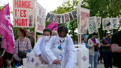 Plusieurs associations protestent contre le projet de «Loi d’urgence agricole», le 20 juillet 2026 à Paris.
