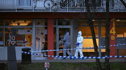 Des enquêteurs de la police scientifique travaillent derrière un cordon de police dans le quartier de la « Cité du Peterbos », où un homme a été tué dans la nuit lors d’une nouvelle fusillade liée au trafic de drogue dans la commune d’Anderlecht, à Bruxelles, le 7 février 2025.