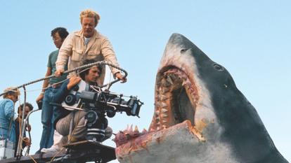 Steven Spielberg dans ses œuvres face à « Bruce », son très capricieux requin mécanique.