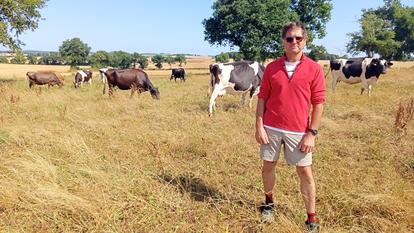 Xavier Goubin élève 60 vaches laitières sur 60 hectares de terres dans les Côtes-d’Armor.