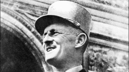 Le général français Philippe Leclerc attend de défiler sur les Champs-Élysées le 26 août 1944 avec les troupes de la 2e division blindée (2e DB), qu’il commande, après la Libération de Paris.