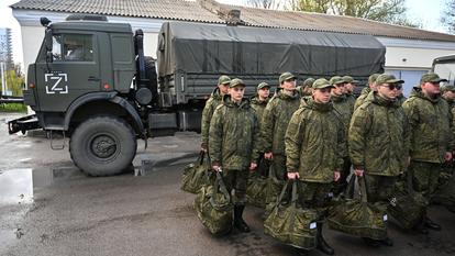 Des conscrits russes appelés sous les drapeaux avant leur départ pour leurs garnisons, à Bataïsk, dans la région de Rostov (Russie), le 10 avril 2026.