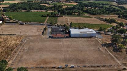 Une vue par drone montre un terrain de football à Maisdon-sur-Sèvre près de Nantes alors que les conditions de sécheresse s’aggravent après une vague de chaleur, le 21 juillet 2026.