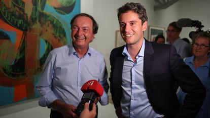 Michel-Édouard Leclerc et Gabriel Attal visitent l’exposition Warhol du Fonds Hélène et Édouard Leclerc pour la culture, à Landerneau (Finistère), le 23 juillet 2023.