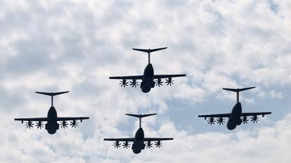 Des avions militaires Airbus A400M volent lors du défilé militaire annuel du 14 juillet à Paris, France, le 14 juillet 2026.