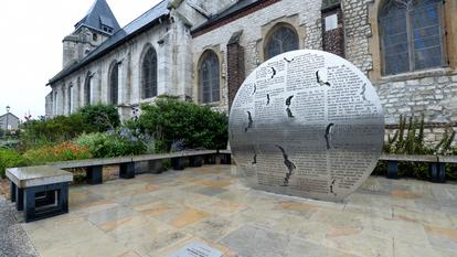 Le mémorial dédié au père Jacques Hamel à Saint-Étienne-du-Rouvray (Seine-Maritime).