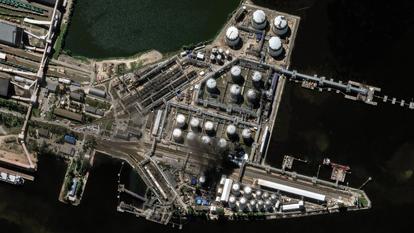 image satellite, fournie par Vantor et prise le 3 juin 2026, montre de la fumée s’échappant du terminal pétrolier de Saint-Pétersbourg, après une frappe de drones ukrainiens
