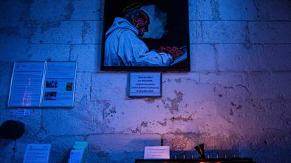 Un tableau représentant le père Hamel, réalisé par un artiste musulman, est accroché au mur de l’église de Saint-Étienne-du-Rouvray le 10 février 2022.