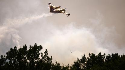 Un Canadair largue de l’eau pour combattre l’incendie déclenché dans le Var, le 21 juillet 2026.
