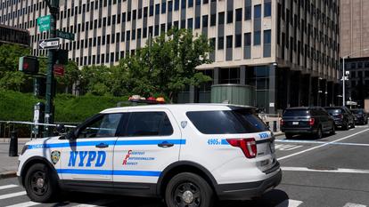 un véhicule de police du NYPD stationné devant le siège du FBI à New York, le 20 juillet 2026.