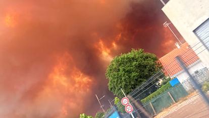De la fumée s’échappe d’un incendie de forêt suite à une vague de chaleur et à des pénuries d’eau dans une grande partie du pays, à Biscarrosse, France, le 23 juillet 2026, dans cette image obtenue des réseaux sociaux.