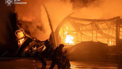 les pompiers éteignent le feu sur le site d’un centre commercial frappé par une attaque de drone russe, à Soumy, le 20 juillet 2026.