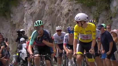 Tadej Pogacar lance un regard noir à Nicolas Prodhomme dans la montée vers le col de Sarenne.