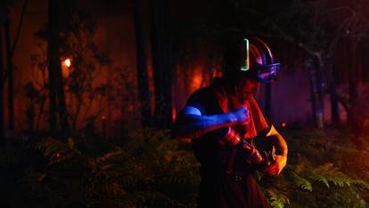 Un pompier lutte contre un incendie de forêt près de Lacanau (Gironde), le 25 juillet 2026.