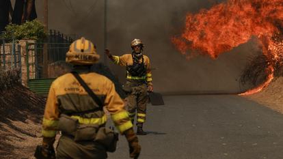 Les pompiers luttent contre un incendie de forêt affectant la province de Castilla y Leon, dans le village d’El Tiemblo