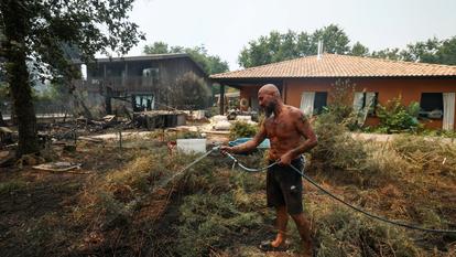 Un résident de Lege-Cap-Ferret au milieu des dégâts provoqués par l’incendie, en Gironde.