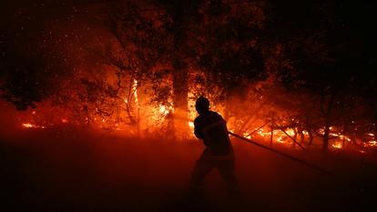Un pompier lutte contre les flammes à Lège-Cap-Ferret, en Gironde, le 23 juillet 2026, alors qu’une sécheresse extrême favorise la propagation de l’incendie.