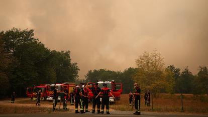 Des pompiers à Pierroton, tout près de Bordeaux, dimanche.