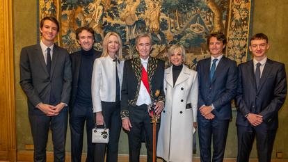 Le PDG de LVMH (ici entouré de son épouse et de ses cinq enfants lors de son installation comme membre de l’Académie des sciences morales et politiques à l’institut de France) s’estime maltraité par le journal dont son gendre, Xavier Niel, est actionnaire.