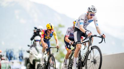Paul Seixas porte le maillot blanc lors de la 15e étape du Tour de France entre Champagnole et le plateau de Solaison, le 19 juillet.