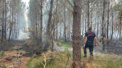 Les habitants de la commune ont été évacués entre jeudi et vendredi. Le feu, lui, reste menaçant.