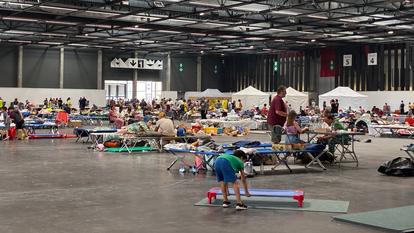 Le parc des expositions de Bordeaux accueille les familles chassées de leur logement par l’incendie.