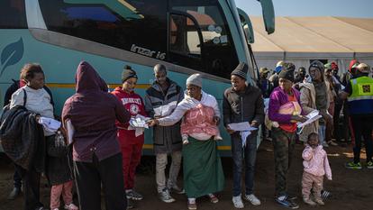 Des migrants font la queue dans le camp de rapatriement de Musina, en Afrique du Sud, pour monter à bord d’un bus à destination du Zimbabwe, le 9 juillet.