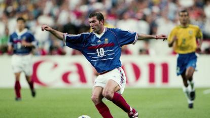 Zinédine Zidane lors de la finale de la Coupe du monde 1998 contre le Brésil