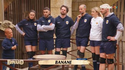 Keen’V entouré d’Alizé Cornet, Soso Maness, Arié Elmaleh, Éva et Jonathan Jenvrin dans «Fort Boyard» sur France 2.