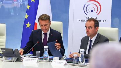 Emmanuel Macron et Sébastien Lecornu lors de la cellule interministérielle de crise consacrée aux incendies, au ministère de l’Intérieur, à Paris, le 27 juillet 2026.