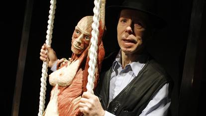 Gunther von Hagens, ici en 2014, a inventé une technique consistant à préserver les tissus biologiques en remplaçant les différents liquides organiques par du silicone.
