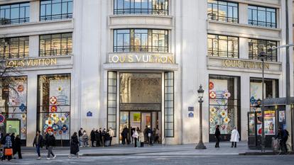«L’activité progresse également chez Louis Vuitton, portée par de bonnes performances à la fois sur des produits très exclusifs et sur des articles qui attirent la clientèle aspirationnelle », souligne Cécile Cabanis, la directrice financière de LVMH.