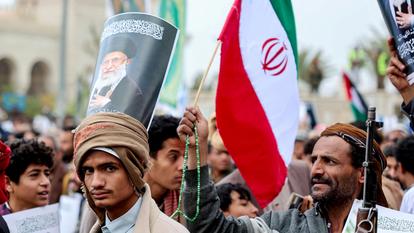 Un manifestant, arborant sur la tête une pancarte à l’effigie de l’ayatollah Ali Khamenei, participe à une manifestation en signe de solidarité avec l’Iran et le Liba, au Yémen, le 6 mars 2026.