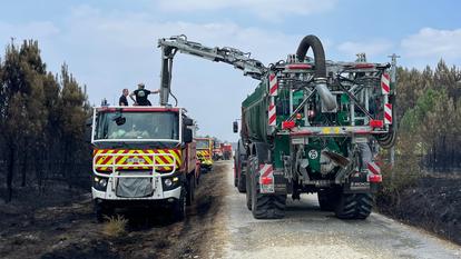 À Marcheprime, à une quarantaine de kilomètres au sud-ouest de Bordeaux, des agriculteurs ravitaillent en eau les pompiers qui luttent contre les gigantesques incendies en Gironde.