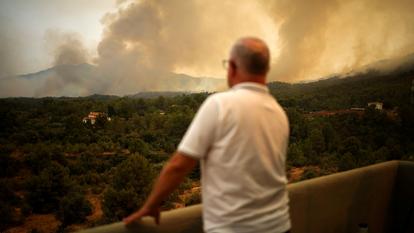 Incendie de forêt sur une montagne à Onda, en Espagne, le 27 juillet.