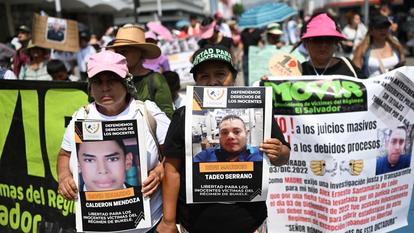 Avec leurs pancartes, des mères salvadoriennes dénoncent les conditions de détentions de leurs enfants.