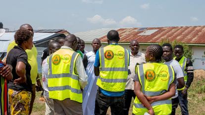 Les bénévoles du FHI 360 avec des membres de la communauté à l’hôpital général de Rwampara, en République démocratique du Congo, le 6 juillet 2026.