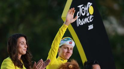 Tadej Pogacar sur le podium final du Tour de France 2026, dimanche 26 juillet.
