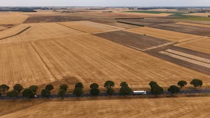 Vue de drone de champs récoltés à Villerable près de Vendôme, alors que les conditions de sécheresse s’aggravent, le 16 juillet 2026.